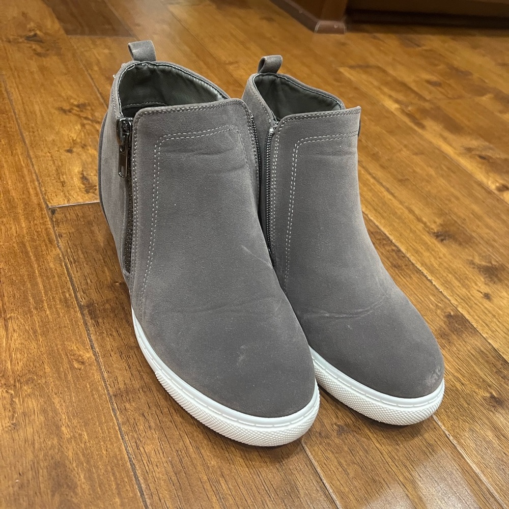 Women platform sneakers. Size 9.